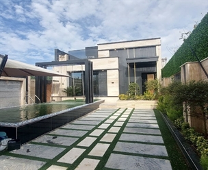 ویلا۲۲۰متری فول فرنیش استخردار ضلع شمالی جاده سندتکبرگ 